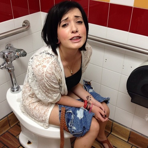 girlspooping:Look more at http://bit.ly/WDdVLY