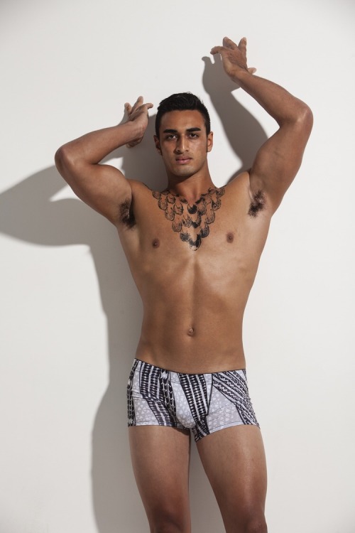 808dakine:  keepitkauaiitforeal:  Fuck.. Can see the outline of Tauarii’s head. 😬  Hotties! Who are they? 