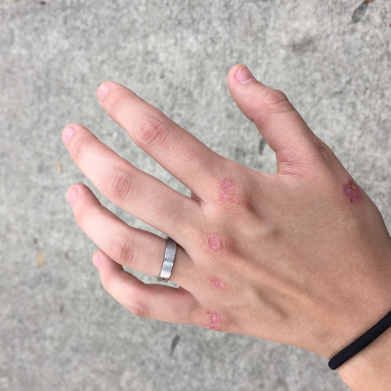 illfuckingsoul:  everyone’s hands tell a story