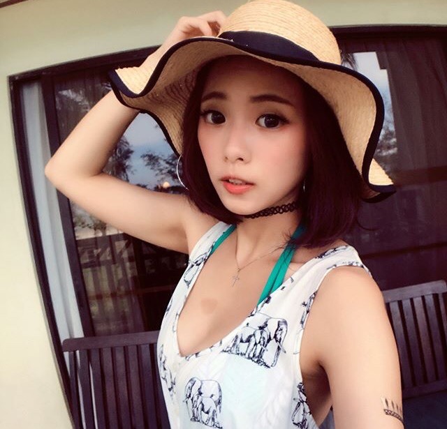 sgchios:  Follow @SGChios in search for the prettiest, hottest, cutest girls!  Want