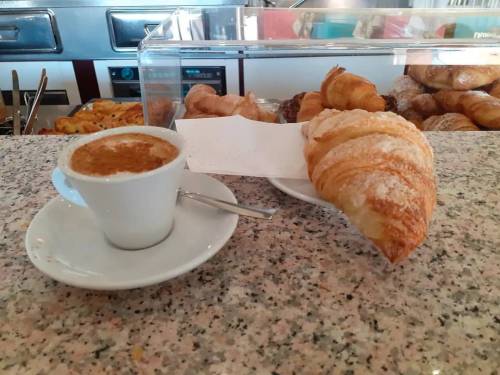 #26Agosto🗓 #buongiovedí😍 dal #BonBon! ☕macchiato cannellato e 🥐 con crema d'arancia! 😉
https://www.instagram.com/p/CTB4UOjNMx8zlj1NfjWNPskq8c6MV8B-QaMgFA0/?utm_medium=tumblr