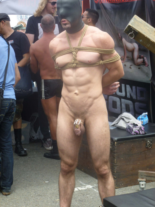 tonydoestony: hot-pics-that-get-me-off:  Hot pics that get me off  Love this pic. Locked and ignored