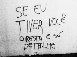 Quem acha que é santa engana,quieta na rua