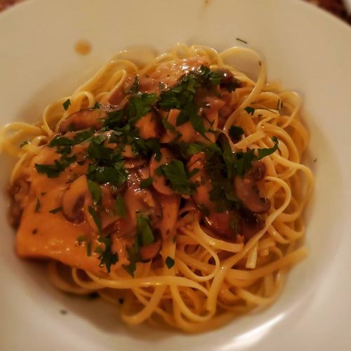 FIRST FOOD PORN OF 2020 Chicken marsala over linguini. Tasted even better than it looked! #chickenma