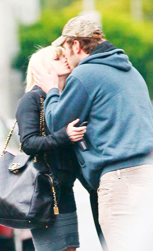 chrisprattdelicious:  Anna Faris shares a sweet kiss with husband Chris Pratt during