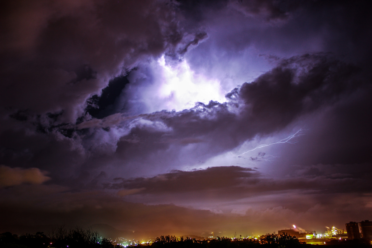 sexy-uredoinitright:  I love thunderstorms, always such beauty on display…  excuse