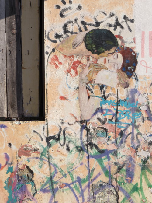 equipo:  michel-flores-tavizon: Arte callejero inspirado en la pintura The Kiss de Gustav Klimt encontrado en mi ciudad. También conocida como «Amor y tortícolis».  Que bello 