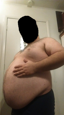 fatfoxinch:  I love how wide my sides are becoming, as well as all of the dozens of new stretch marks over the last month. 270 lbs here. 