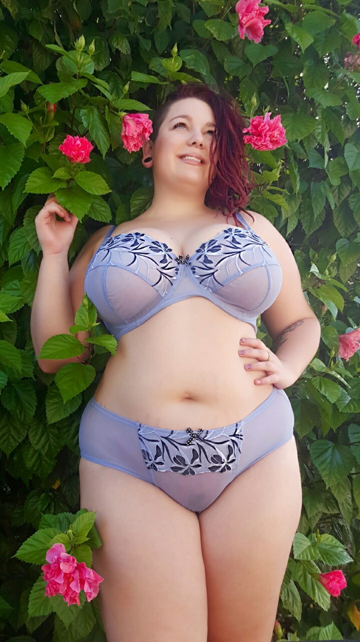 fortheloveoftummy:  Loving her body  Gorgeous!
