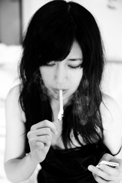 lifeinasmalltowninkyushu: the girl who always smokes  Hibiki Tokiwa