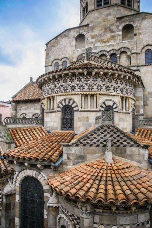 karosen: creativetravelspot: Basilique Notre-Dame-du-Port - Clermont-Ferrand, Auvergne region, Franc