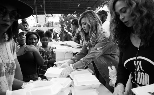 beyhive4ever: Beyoncé and Tina Knowles serving and speaking to the survivors of Hurricane Har