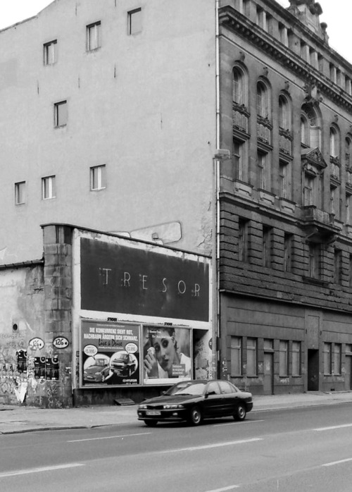 Leipziger Straße in Mitte, 1996 Der Tresor-Club, 1991 eröffnet im unterirdischen Tresorraum des ehem