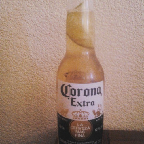 Livin’ da vida Corona. #corona #beer #cervesa #lime #cocktail #cocktailhour #happyhour #corona