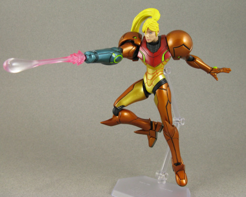 otlgaming:  MODDED SAMUS AND CUSTOM CHOZO FIGURES  Jin Saotome (the same guy who made my favorite Earthworm Jim figure)modded his Samus Aran figma and made this custom Chozo action figure to create a pair of amazing Metroid figures that I desperately