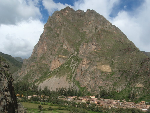 Montaña con cámaras funerarias Incan, la ciudad de Ollantaytambo, Perú, 2010.A visit to Perú was a l