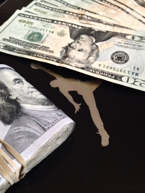 louiedewi:  Shoe Box Money 😏 