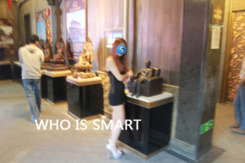 aisismart:穿着情趣透视装逛街还是很刺激的，很多人看呢