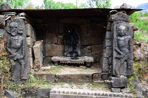 Shrine at Kukadeshwar Temple with vetala guardians, Pur, Maharshtra, photo by Amar Reddy