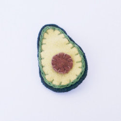 frizzhle:  littlealienproducts:Avocado Felt Pin // Ů  similar posts here x