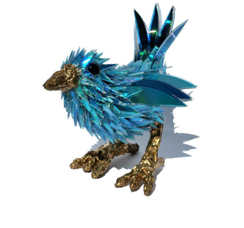 thebeautyoftheplanetearth:  Sean Avery – Animal Sculptures From Broken CDs Australian artist Sean Avery has an unique way of expressing his sculptural talents. He creates these amazing sculptures using recycled materials like old CDs, computer hard