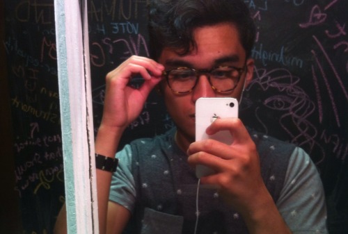 pebbleboi:Pretentious teen selfs promote himself on local coffee shoppe