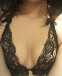 Lovingbananaxoxo:  Who Likes My Pretty Bra? :3