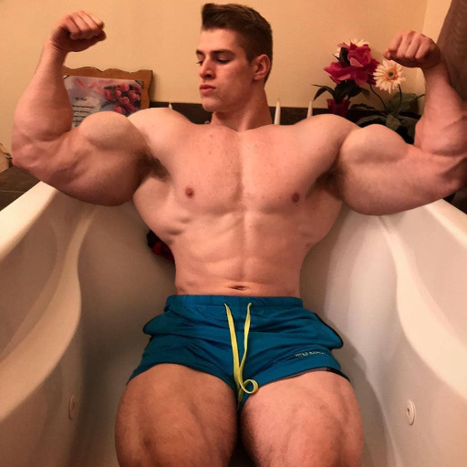 in2workingout8:onlythebiggestmuscles:The bigger 🍑, the better.Young cocky muscle boys are always HOT!