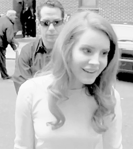 deadlynigthshade:  Lana with fans outside ‘The Letterman Show’ studio (Feb 02,