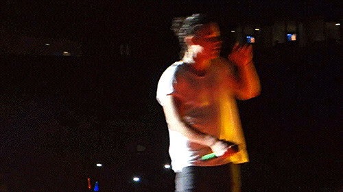 ificouldflymp3: Harry having a headache on stage and asking for painkillers - Tampa 3/10