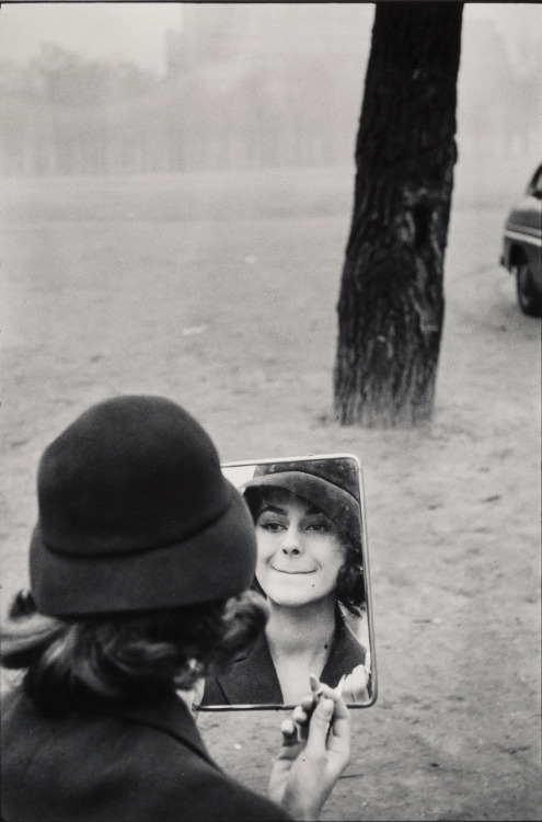 ffhum:  Paris, 1958. Elliott Erwitt. Gelatin