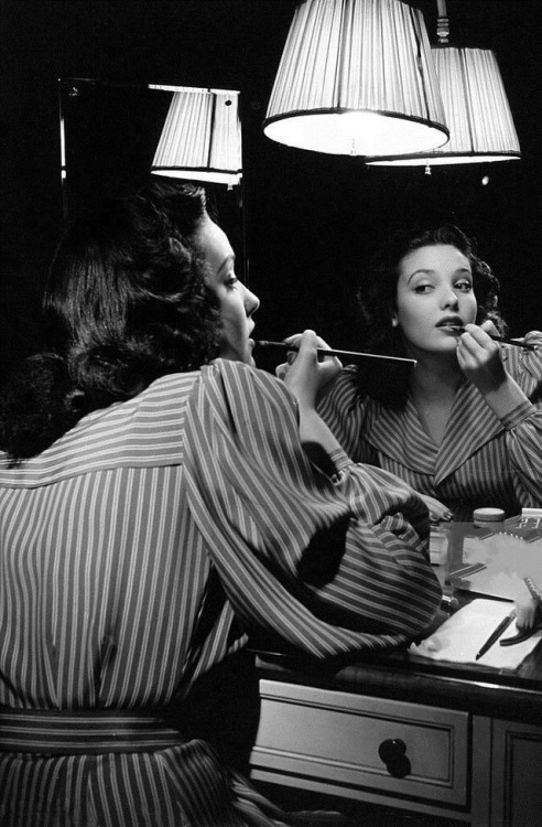 eyesaremosaics:Linda Darnell putting on make-up in mirror, photographed by Herbert Gehr, c. 1940s.