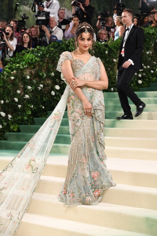 So Far, This Is THE LOOK Of The Night To Me. I'm Waiting For An Hq Version Of The Aerial Shot Of The