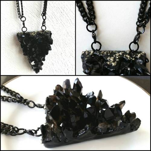 DETAILS : Unisex Goth Crystal Bling. This is a detachable pendant making it easy to clean and cleans