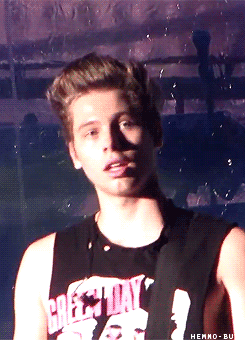 hemmo-butt:  luke after singing ‘long way home’ in Chicago 30.08.14 + 