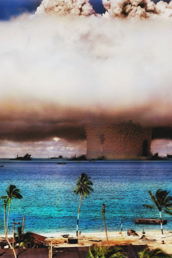 enraptvred:  The Bikini Atoll Atom Bomb Test