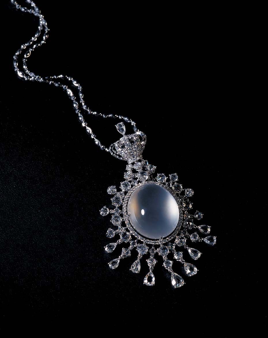gemville:An Exquisite Icy Colorless Jadeite and Diamond Necklace by Zhaoyi
