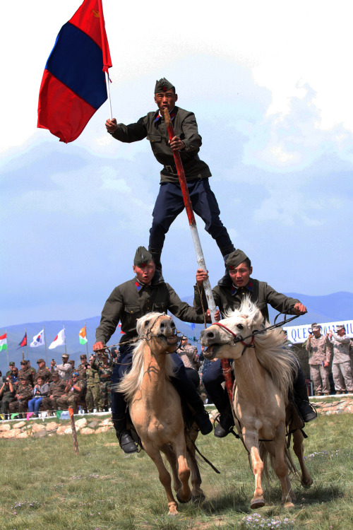 brassers:titovka-and-bergmutzen:Mongolian cavalrymen put on a demonstration of horseback skill durin