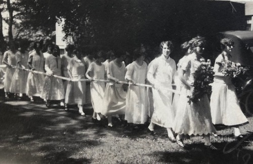 This week we’re sharing @mtholyoke Laurel Parade history in advance of Saturday’s 2018 L