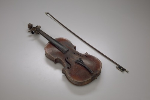 si-african-american-history:

Violin played by the enslaved man Jesse Burke, 1850-1860, Smithsonian: National Museum of African American History and CultureSize: H x W x D (Violin): 3 × 24 × 8 ¼ in. (7.6 × 61 × 21 cm)Medium: Violin: wood, steel, and mother of pearl;https://nmaahc.si.edu/object/nmaahc_2014.232.1ab-.2 #openaccess#nmaahc#africanamericanhistory#museumarchive
