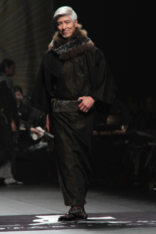 ellensama:My favorite silver fox Japanese runway model is back in another round of amazing designs by Jotaro Saito. Looking even more handsome and always smiling among a sea of serious and frowning models. I still don’t know his name and it kills me!