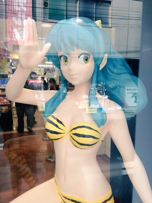 Do you have a spare ¥1′000′000 laying around? If so, this life-size Lum figure (more