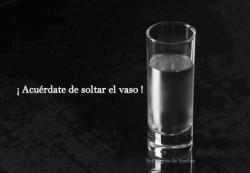 soy-un-weon-enano:  denisesoyletras:  we-are-fuckers:  everything-is-a-dream-for-me:  denisesoyletras:  Un psicólogo en una sesión grupal levantó un vaso de agua, todo el mundo esperaba la típica pregunta: ¿Está medio lleno o medio vacío? Sin embargo,