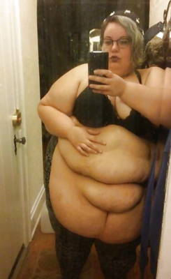 Wow! Love her big huge fat belly rolls of