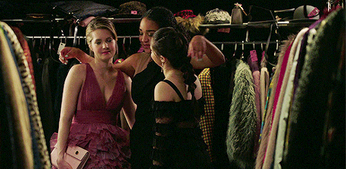 suttxnbrady:the trio in every episode | 2.01“we don’t really do bathrooms, we do closets.”