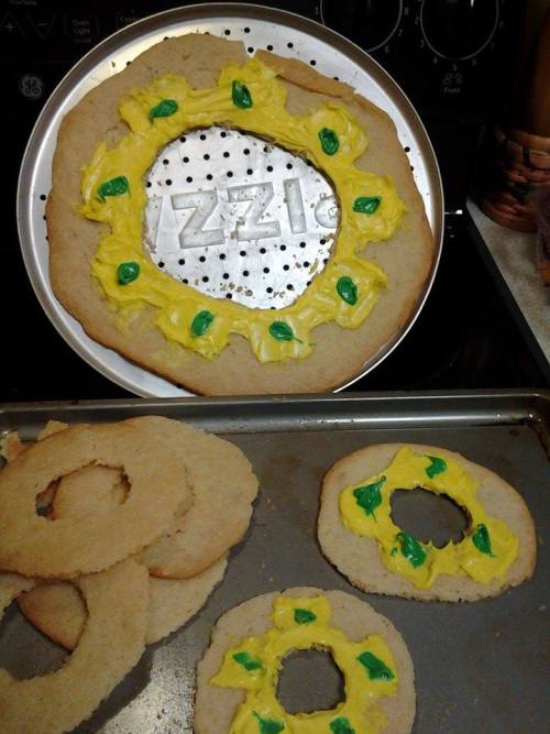 sonofabacchae:Made an actual-sized chakram cookie and baby chaks to celebrate the day. I have many s