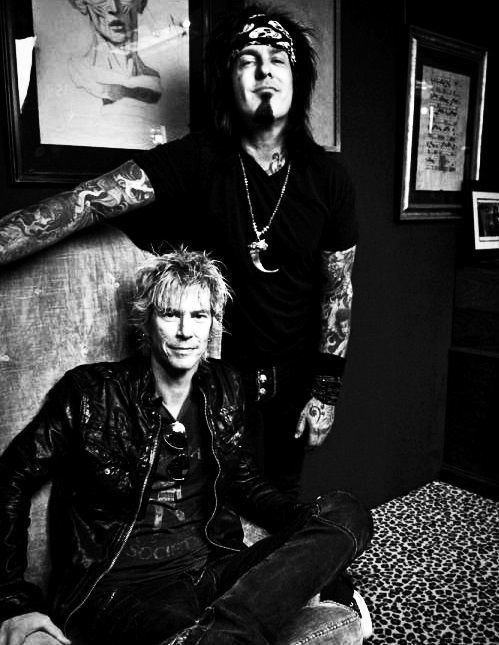 Nikki Sixx and Duff McKagan na We Heart It - http://weheartit.com/entry/85223958