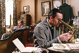 thediogenes:Granada & BBC Sherlock Holmes - Similar poses/situationsRequested by poisoned-quilly