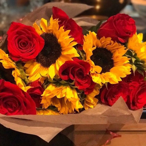 chakkabe: Roses and Sunflowers are the prettiest combination of flowers ever