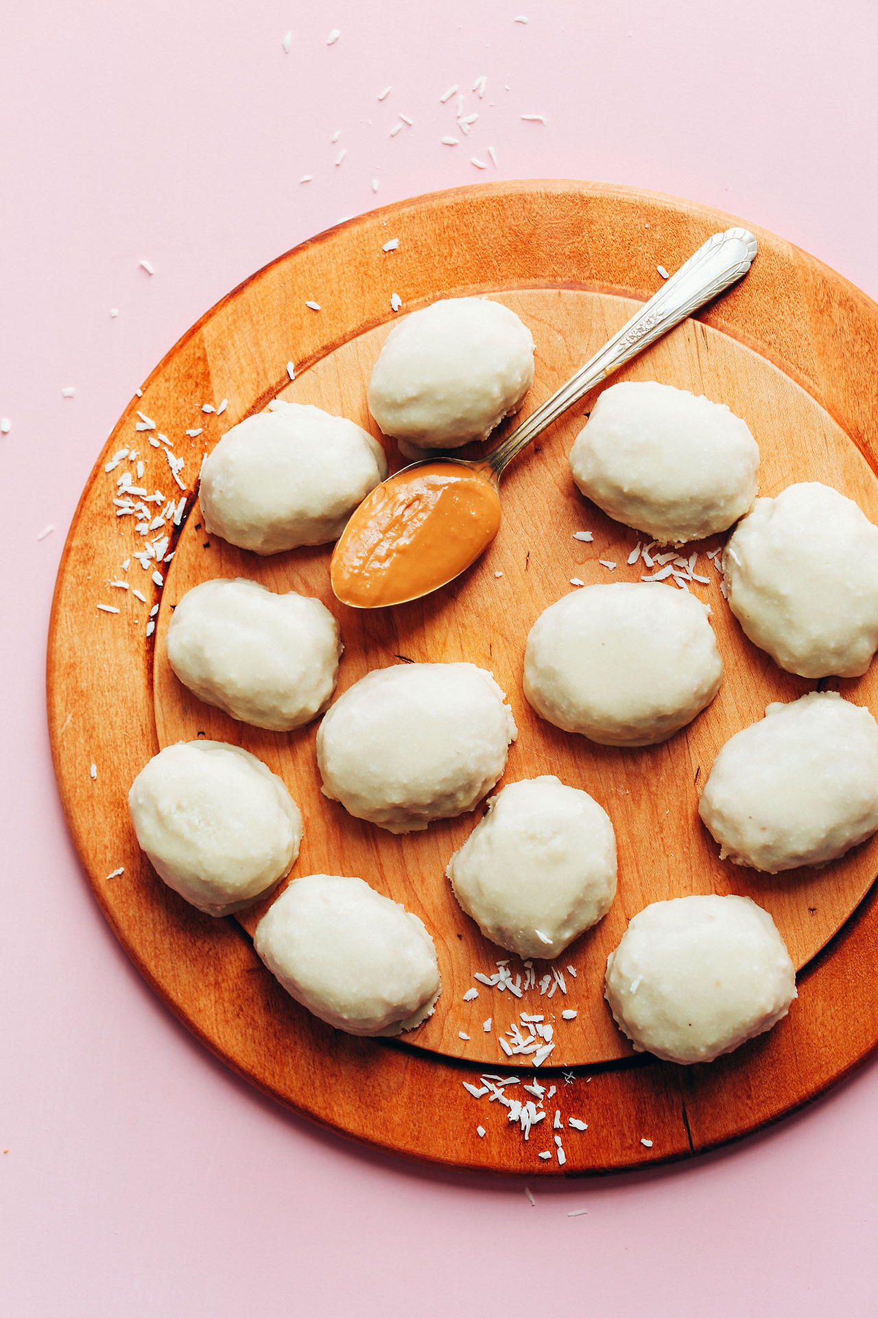 sweetoothgirl:  WHITE CHOCOLATE PEANUT BUTTER EGGS  